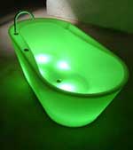 UNA BAÑERA CON ILUMINACIÓN PROPIA PARA TOMAR RELAJANTES BAÑOS