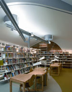 LA BIBLIOTECA ENRIC MIRALLES DE PALAFOLLS APUESTA POR LA ILUMINACIÓN LAMP LIGHTING