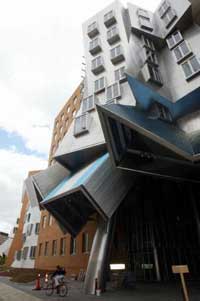 EL STATA CENTER (MIT) DE FRANK GEHRY, UNA CAJA JUGUETONA DE ACERO Y LADRILLO